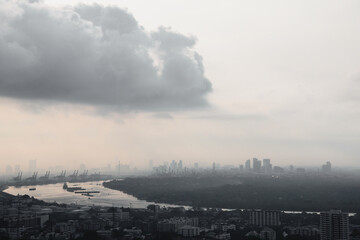 Fototapeta na wymiar dark cloud cover over the city