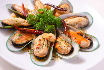 Bake mussels with sweet basil with spicy dressing