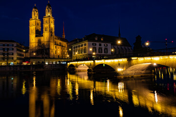 Obraz premium Grossmünster Zürich am Abend