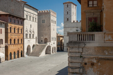 Fototapeta premium Todi, Perugia. Veduta dei Palazzi di Piazza del Popolo dal sagrato del Duomo