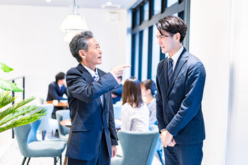 部下を叱責する上司