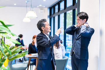 部下を叱責する上司