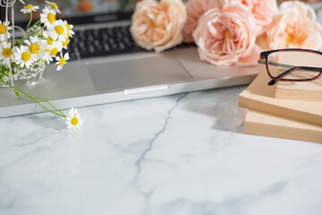 ノートパソコンと本と花束