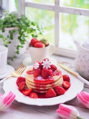 春スイーツ イチゴのパンケーキでティータイム