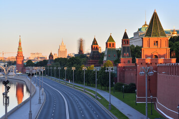Obraz premium Kremlevskaya Embankment in the morning. Moscow Kremlin wall and towers.
