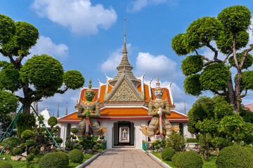 Fototapeta premium Giants front of the church at Wat Arun Temple. Wat Arun is among the best known of Thailand's landmarks. Wat Arun is a Buddhist temple in Bangkok Yai district of Bangkok, Thailand.