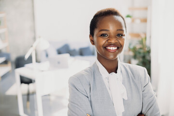African american business executive posing standing with arms folded, smiling and looking at camera. Beautiful black woman. Afro american girl. Business woman.
