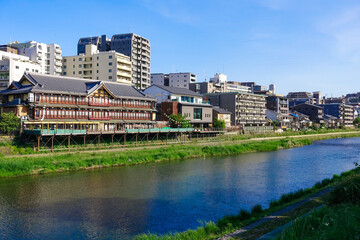 Fototapeta na wymiar 京都 五条大橋から鴨川の眺め（京都府京都市）
