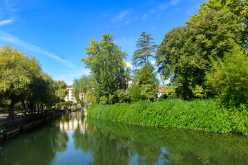 Der Nabão-Fluss in Tomar, Portugal