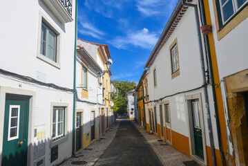 Fototapeta na wymiar Denkmalgeschützte Architektur in der Altstadt von Tomar, Portugal