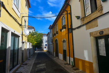 Denkmalgeschützte Architektur in der Altstadt von Tomar, Portugal