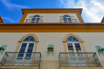 Denkmalgeschützte Architektur in der Altstadt von Tomar, Portugal