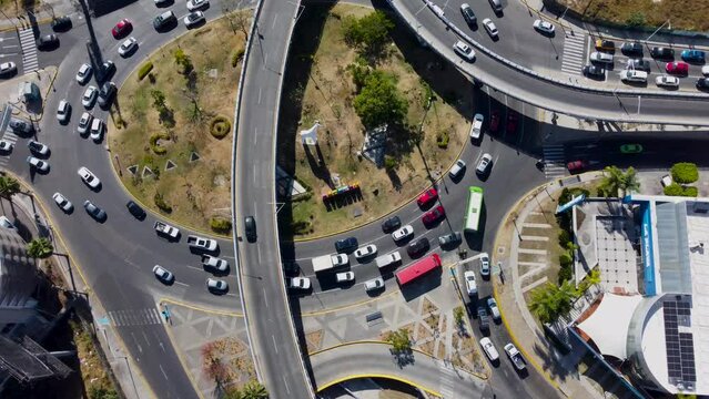 Aqueduct Avenue during the day with a little traffic