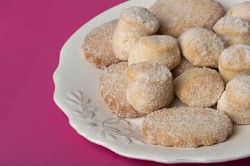 Bollos caseros dulces sobre fondo rosa.