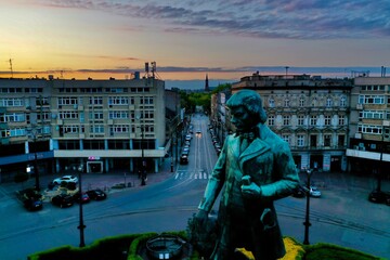 Łódź - Plac Wolności. Monument on the square during sunset. - obrazy, fototapety, plakaty