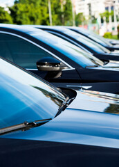Obraz premium Group of black cars parked in a row