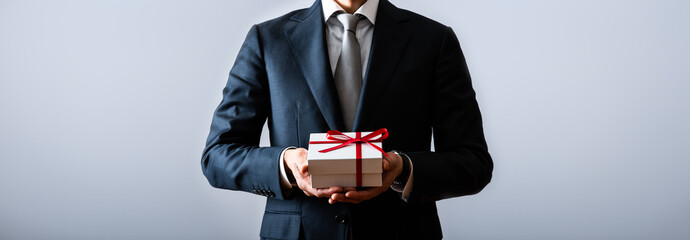 プレゼントを持ったビジネスマン