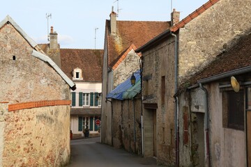 Fototapeta premium Rue typique dans le village, village de Arnay Le Duc, département de la Côte d'Or, France