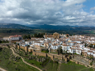 Fototapeta na wymiar vista del municipio monumental de Ronda y sus antiguas murallas, España