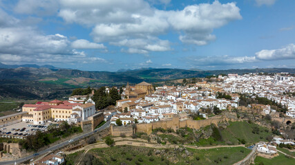 Fototapeta premium Vista aérea del centro histórico del municipio de Ronda en la provincia de Málaga, España