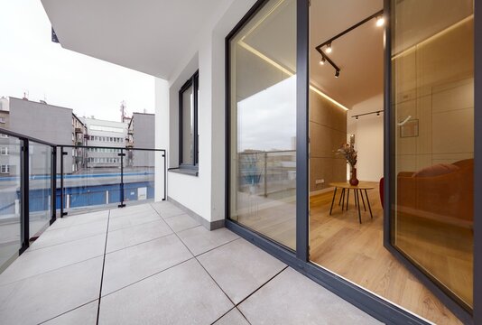 Balkon w mieszkaniu w apartamentowcu