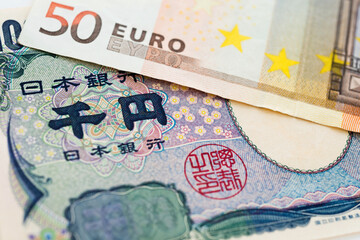Japanese Yen and Euro bank note