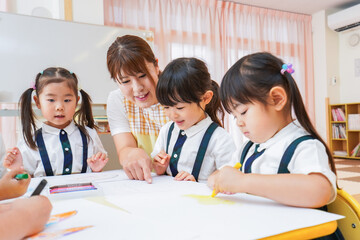 保育園でお絵描きをする子どもたち