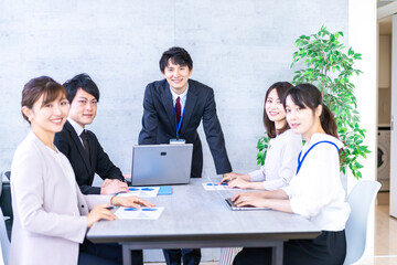 Fototapeta premium 綺麗なオフィスで働く若い会社員