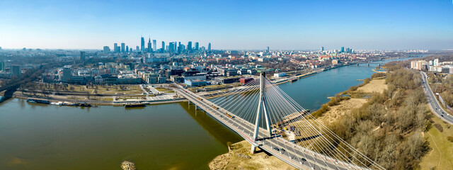 Panorama Warszawy z okolic mostu Świętokrzyskiego, widok z drona