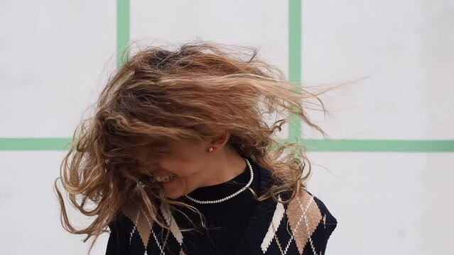 mujer joven moviendo su pelo a c&aacute;mara lenta