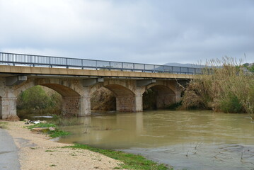 Straßenbrücke bei Hochwasser in Spanien 

