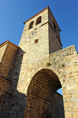 Fototapeta na wymiar Torre de la Iglesia de Santa María en Hervás, pueblos de provincia de Cáceres, Extremadura, España
