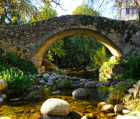 Conocer Extremadura. Puente medieval sobre el río Ambroz en Hervás, pueblo famoso por su barrio judío en la provincia de Cáceres, Extremadura, España