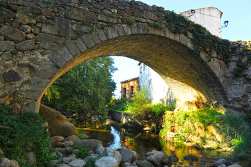 Puente medieval sobre el río Ambroz en Hervás, provincia de Cáceres, Extremadura, España
