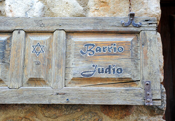 Barrio Judío y símbolo del judaismo sobre una puerta de madera vieja en la Judería de Hervás, provincia de Cáceres, Extremadura, España. Estrella de David sobre madera