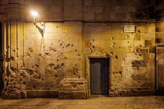 Pla&ccedil;a Sant Felip Neri con las marcas de una bomba de la guerra civil espa&ntilde;ola Barcelona, Catalu&ntilde;a, Espa&ntilde;a
Barcelona, Catalonia, Spain