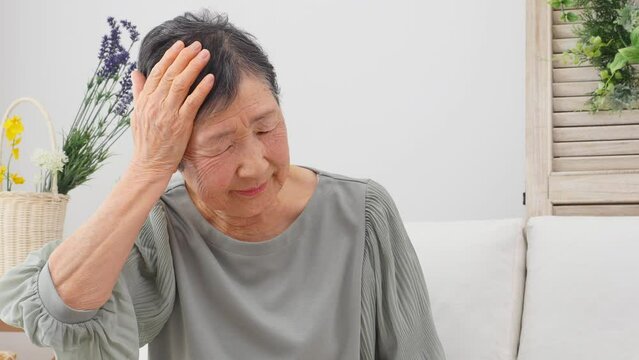 女性、高齢者、シニア、お婆さん、喉が詰まる、息が詰まる、呼吸困難、息苦しい、呼吸、苦しい、息切れ、日本人、リビング、リビングルーム、部屋、室内、自宅、喉、詰まる、痛い、痛み、痛む、辛い、苦しむ、お年寄り、年配者、医療、八十代、老人、ライフスタイル、日常生活、屋内、アジア人、一人、私服、半袖、カジュアルウェア、夏、ソファー、座る