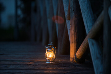 木製の橋とオイルランタン