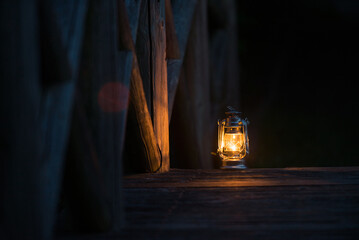 木製の橋とオイルランタン