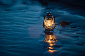 川の流れとオイルランタン