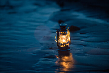 川の流れとオイルランタン