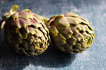 Obraz premium Still life with fresh artichoke flowers. Close up photo of beautiful natural pattern. Eating healthy concept. 