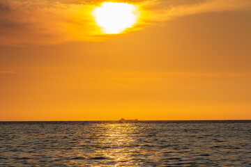 能登　日本海に沈む夏の夕陽