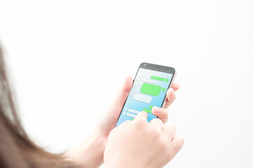 スマホを持つ女性の手許