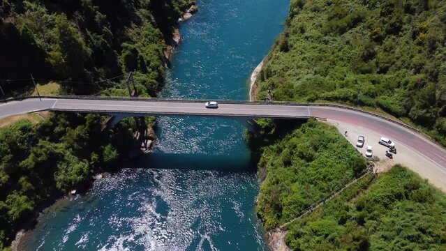 Auto cruza el puente Malihue en Rio San Pedro, Chile, vista a&eacute;rea desde un dron.