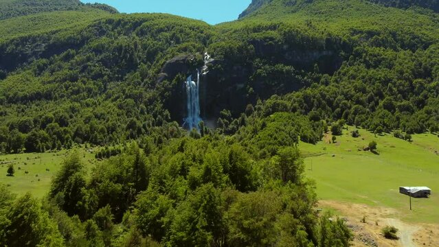 Llanada Grande, localidad de Cochamo, Patagonia de Chile, con su cascada como uno de sus atractivos tur&iacute;sticos.