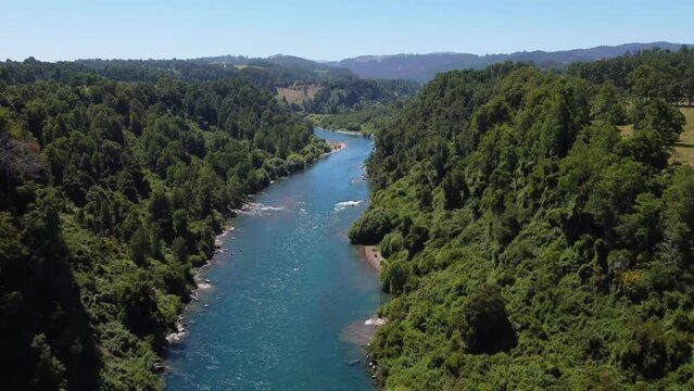 Ecologia al rededor de cristalino rio San Pedro en el sur de Chile, colores que adornan el paisaje.