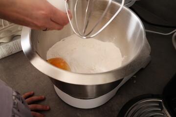 Eier und Mehl in einer Schüssel. Küchenmaschine.