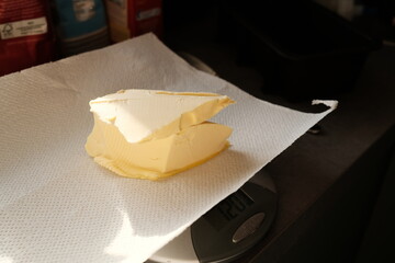 Ein Stück Butter liegt auf einem Tuch in der Küche. Vorbereitung zum Backen