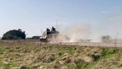 Obraz premium British army FV4034 Challenger 2 main battle tank with Commander and gunner directing, in action on a military exercise